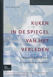 Kijken in de spiegel van het verleden - Martine Kamphuis (ISBN 9789031350490)