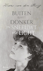 Buiten is het donker en sneeuwt het licht - Hans van den Berg (ISBN 9789464626872)